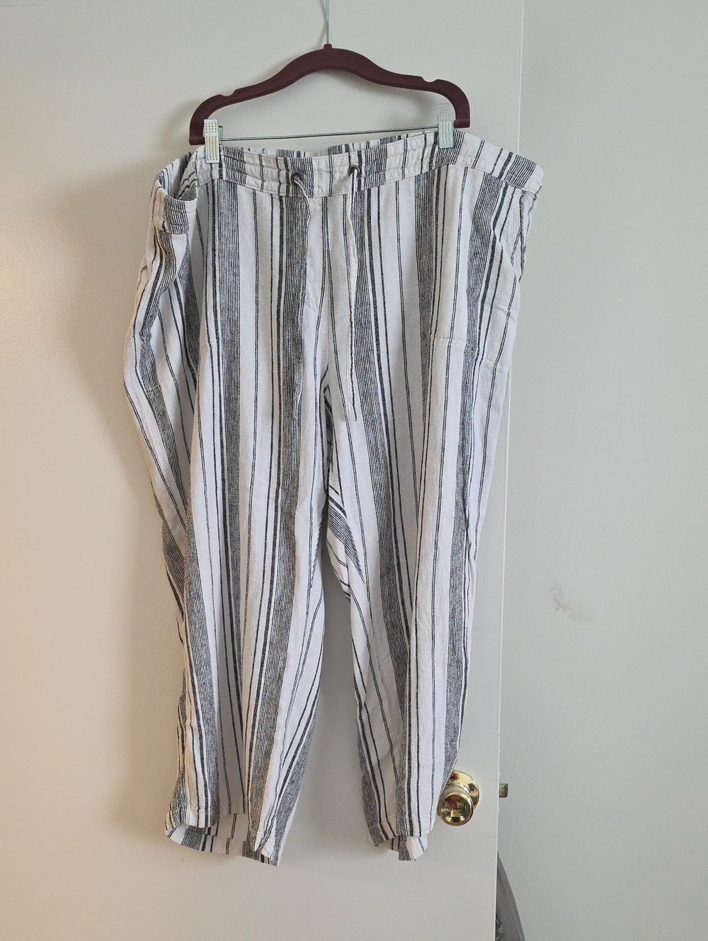 Per Se Women's Striped Capris in White and Gray